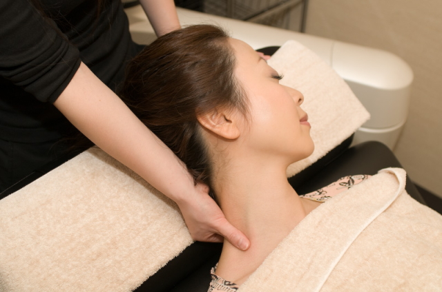 Lymphatic neck and shoulders oil massage